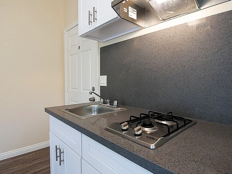 1017 S Burlington Ave — Photo 28