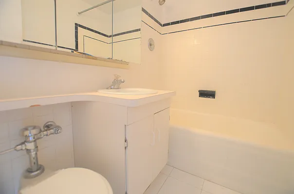 Rented by Manhattan Realty Group | media 15