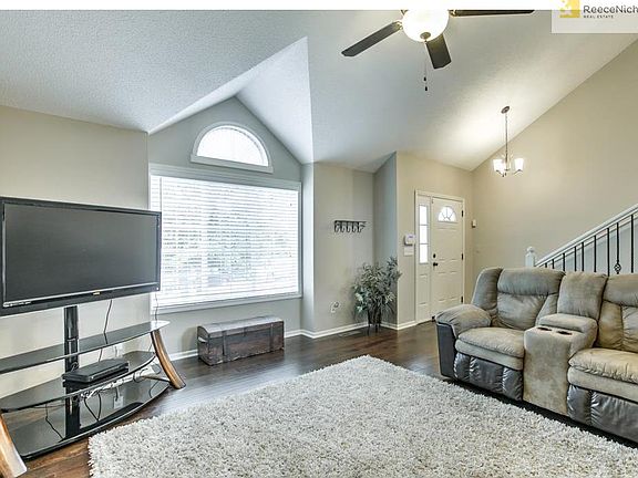 4th image of 501 NE Timbercreek Dr