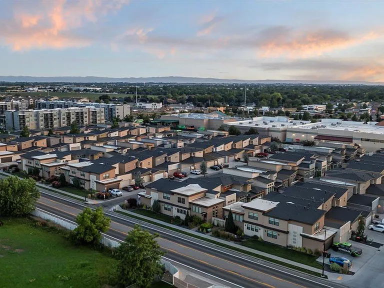 Verraso Village Townhomes — Photo 21