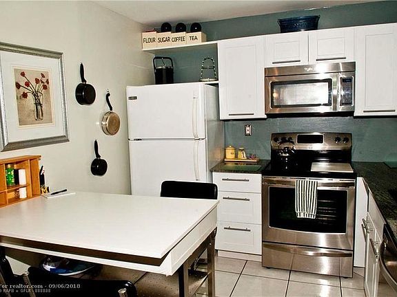 4th image of 695 Burgundy St #O