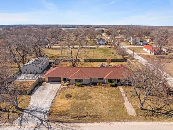 904 S Broadway Ave, La Harpe, KS 66751