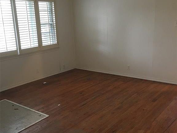 3rd image of 1001 Burleson St