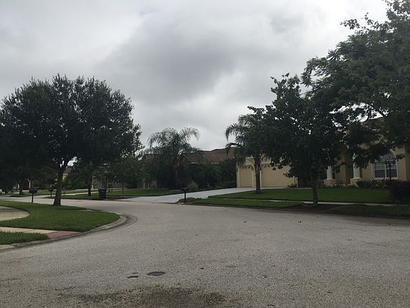 4th image of 1040 Carriage Park Dr