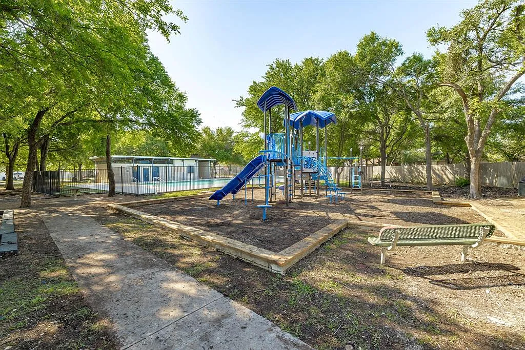 4 bed, 3514 sqft, $3,900 — Photo 3