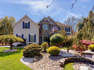 13 Redwood Ct, Monroe Township, NJ 08831