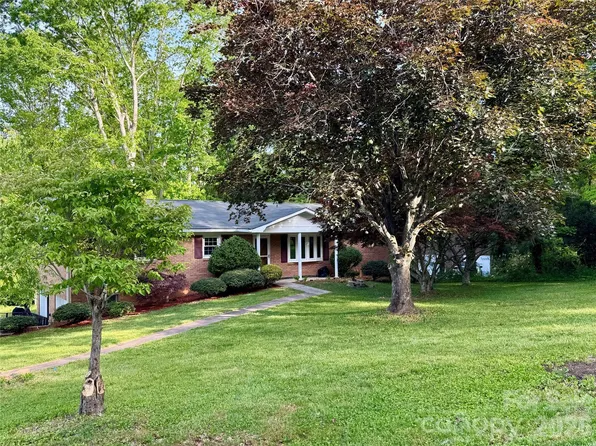 123 Castleton Ln, Hendersonville, NC 28791