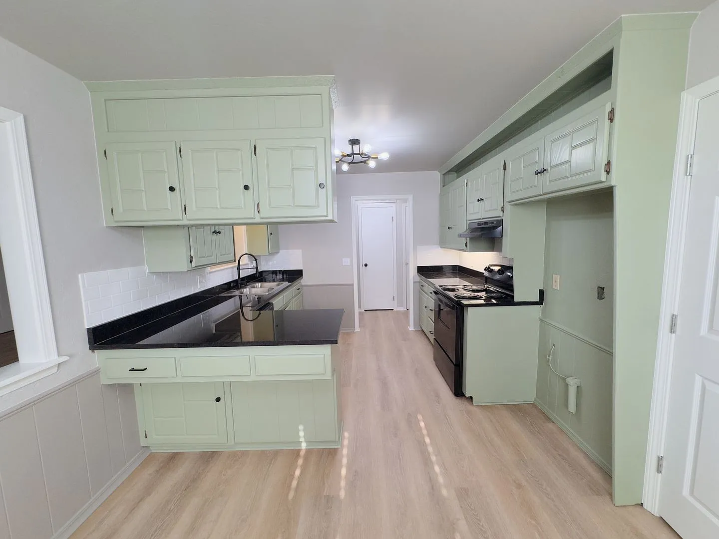 Updated 3-Bedroom, 2-Bathroom Duplex with a Spacious Fenced Backyard! — Photo 2