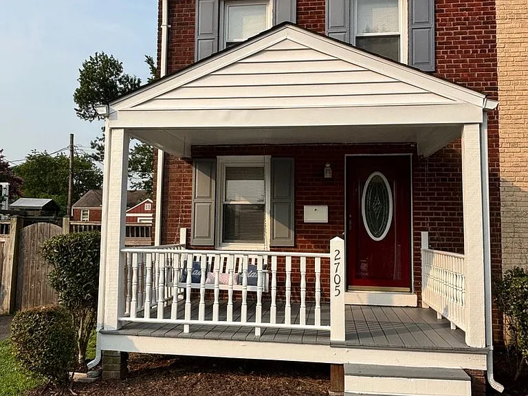 2705 Fort Dr — Photo 2