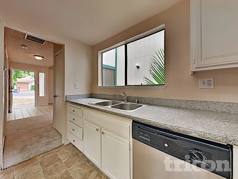 3239 Hartford Ave — Photo 5