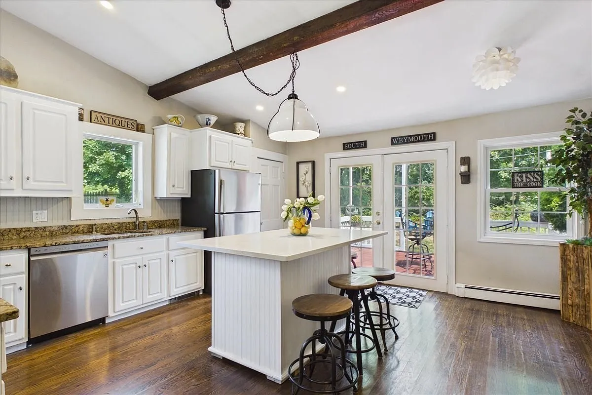 3 bed, 1.5 bath, 1176 sqft, $3,500 — Photo 3
