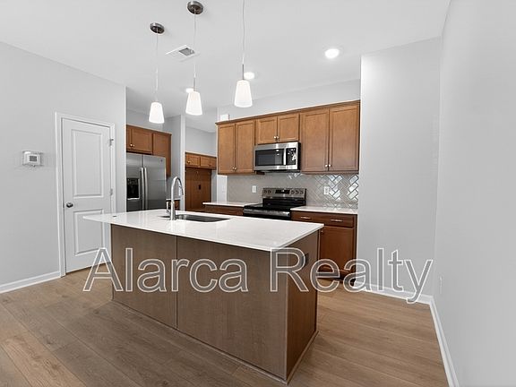 3rd image of 2962 Sloan Dr