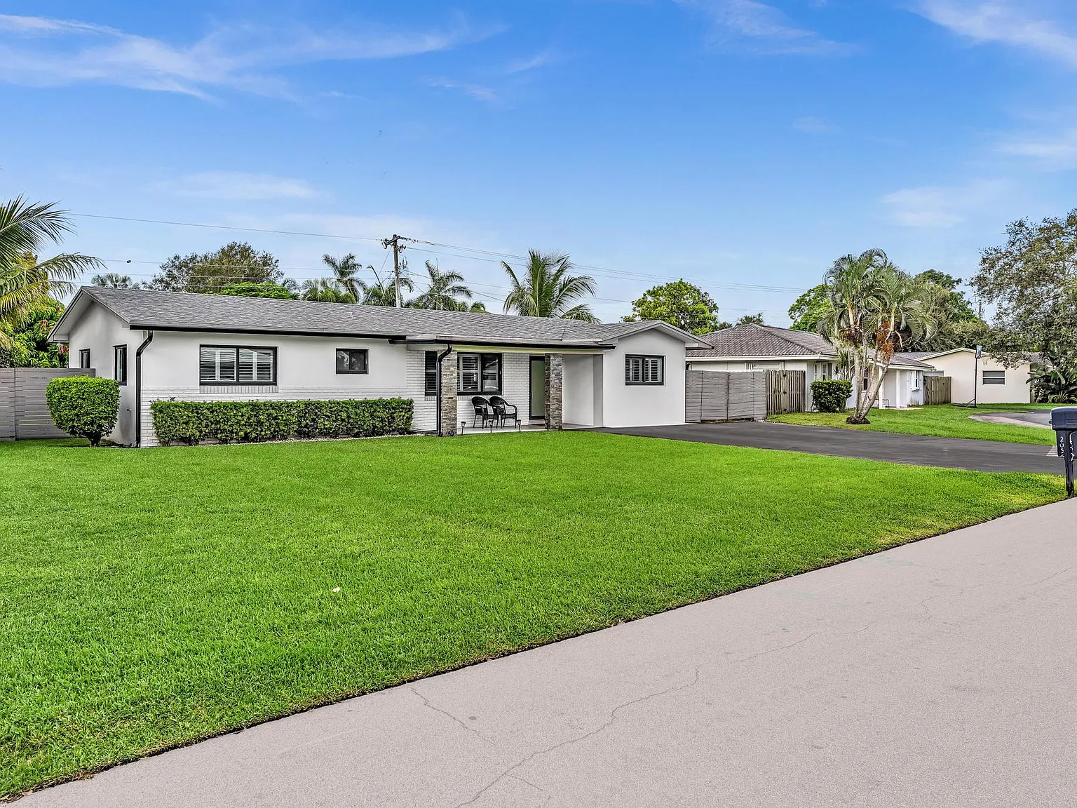 4 bed, 2.0 bath, 1422 sqft, $5,300 — Photo 4