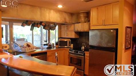 4th image of 586 Sanford Dr