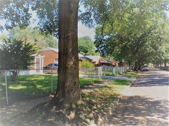 2nd image of 2212 Hildreth St