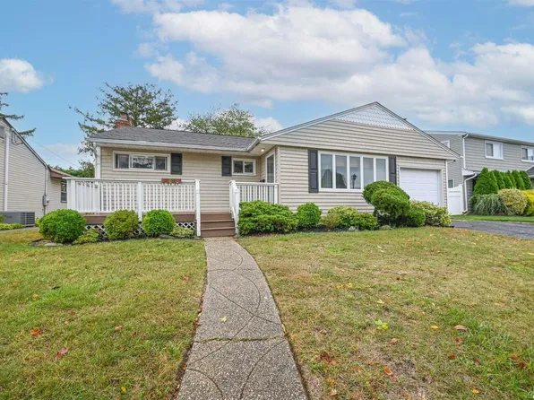 3813 Locust Avenue, Seaford, NY 11783