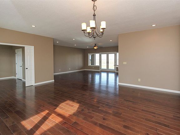 5th image of 3542 Regents Ct