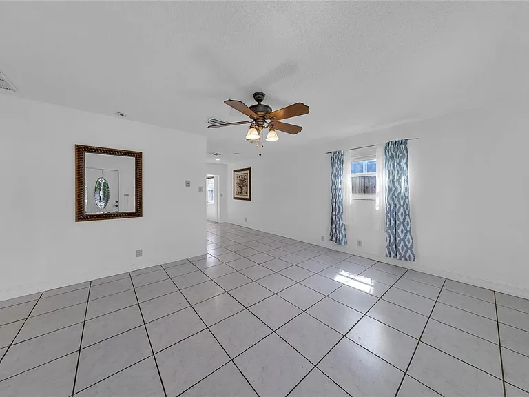 1906 NW 45th Ct — Photo 6