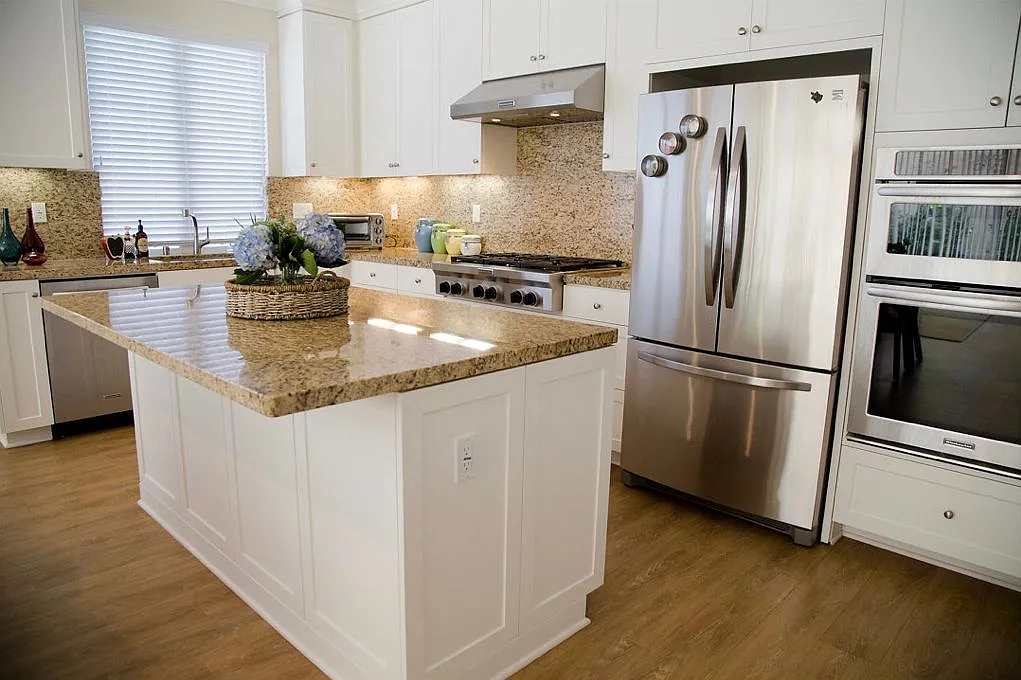 3 bed, 2.5 bath, 1833 sqft, $5,245 — Photo 3