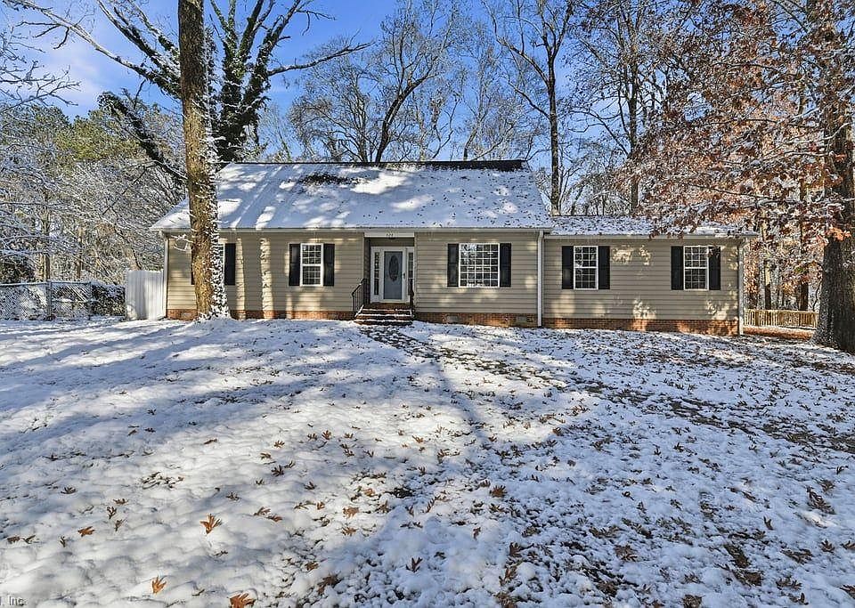 1st image of 828 Connors Dr