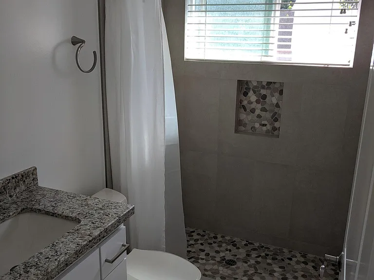 2442 Granville Ave — Photo 15
