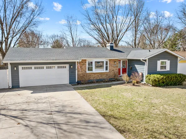 530 Sunshine Ct, Algonquin, IL 60102