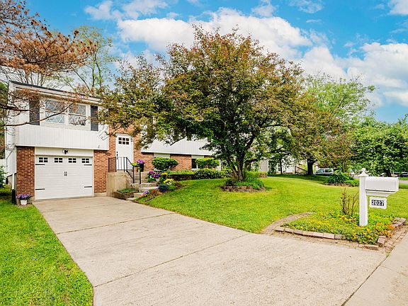 3rd image of 2027 Woodcrest Dr