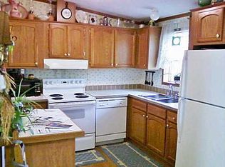 101 Oak Tree Ln, Nitro, WV 25143