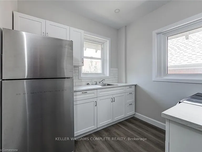 200 Park Ave #UPPER — Photo 23