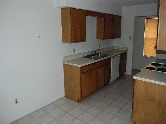 4th image of 2504 Portland Dr