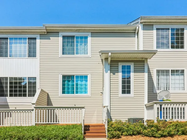 47 S Treehouse Ln, Round Lake, IL 60073