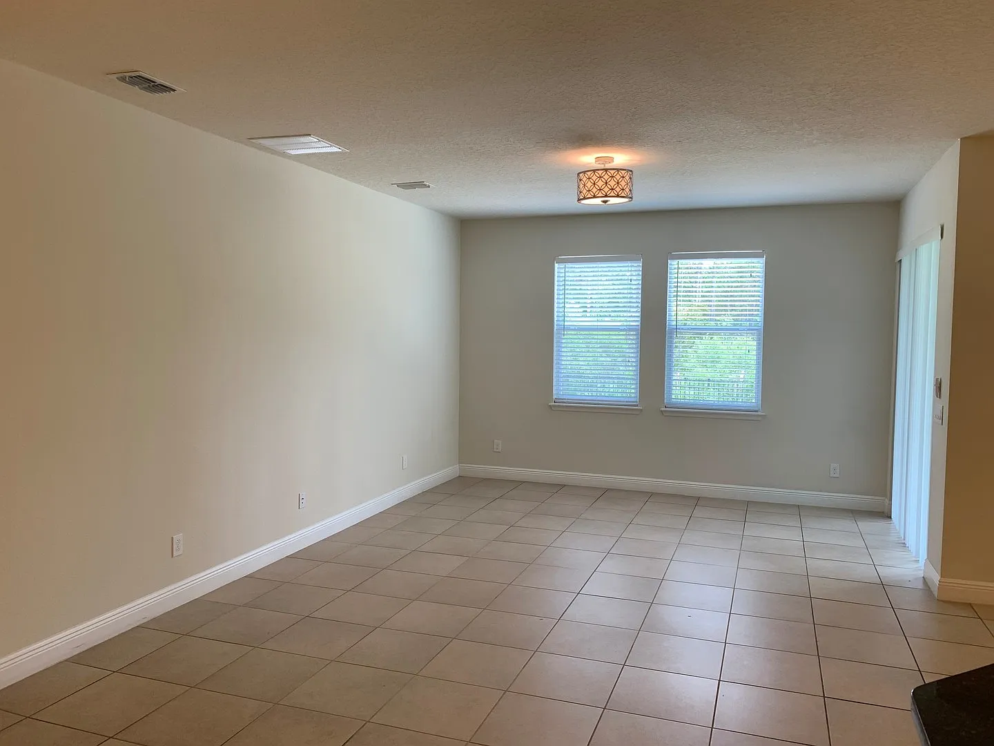 Beautiful 4/3 with fenced yard in Hunters Creek! Available August 2026 — Photo 3