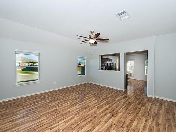 4th image of 322 Foxglove Dr