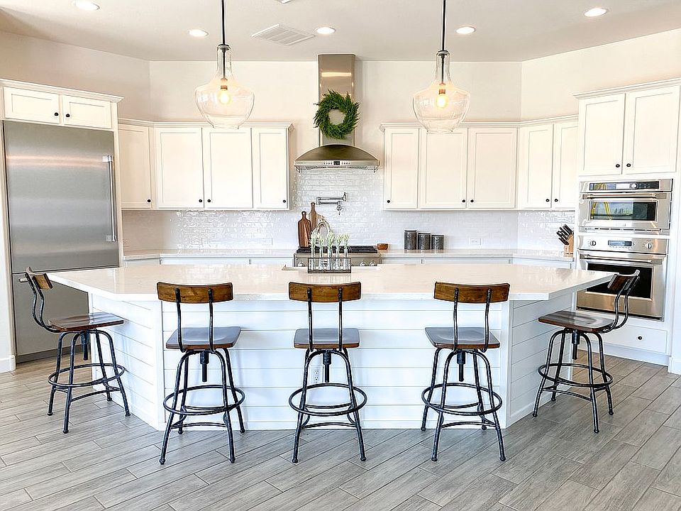 Kitchen with oversized bar