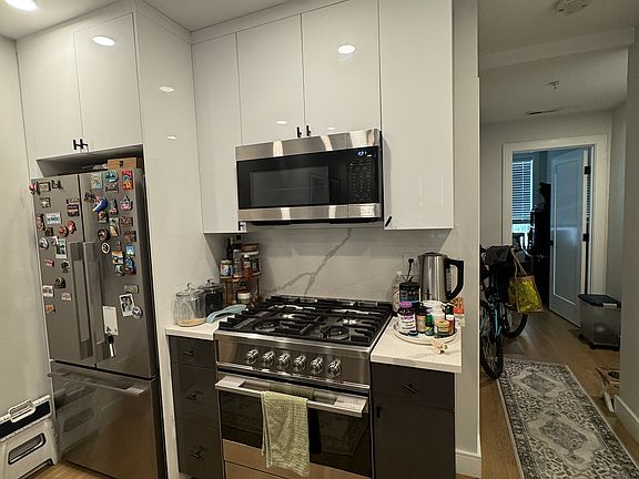 5th image of 531 Newbury St