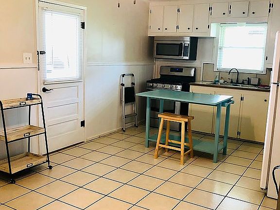 Kitchen has Storm Door