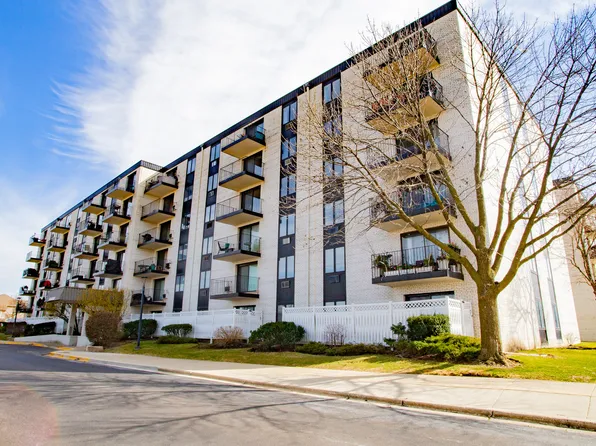 9078 W Heathwood Dr Unit 2F, Niles, IL 60714