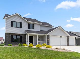 1402 Hideaway Dr, Auburn, IN 46706