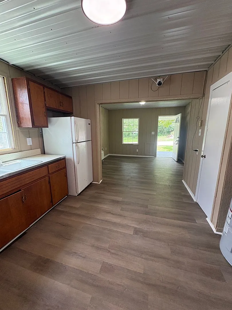 Charming 2-Bedroom Home in Glasgow! — Photo 4