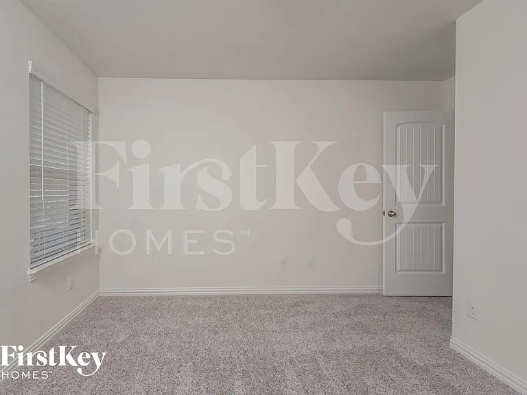 815 Silverbell St — Photo 13