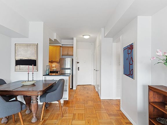 3rd image of 18 Charlton St Unit 12F