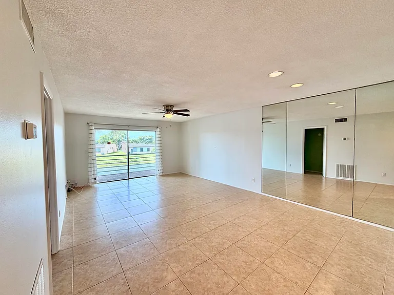 120 Lake Evelyn Dr — Photo 9