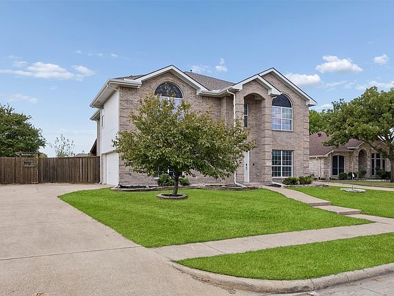 3rd image of 304 Holly Ct