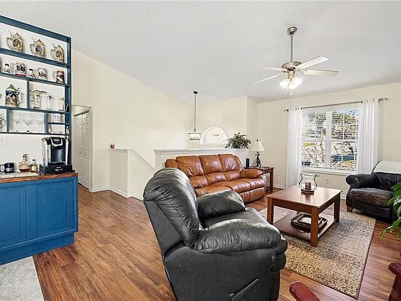 4th image of 100 Hunter Pl