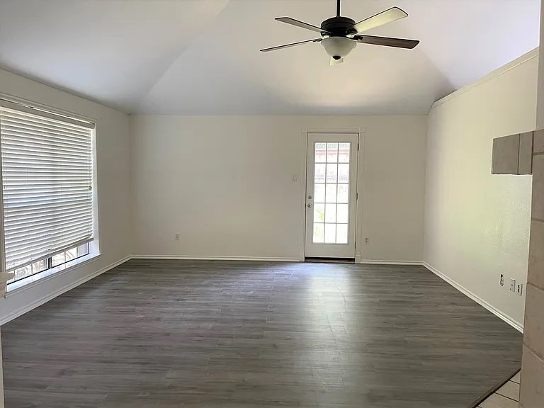 621 Phillips Dr — Photo 23