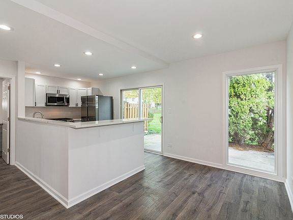 4th image of 561 Stone Gate Cir #561