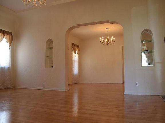 3rd image of 930 E Glenoaks Blvd