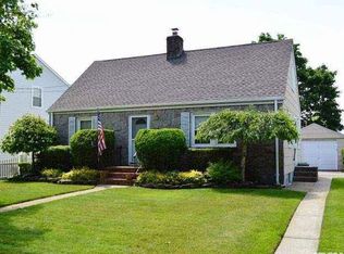23 Farragut Rd, Merrick, NY 11566