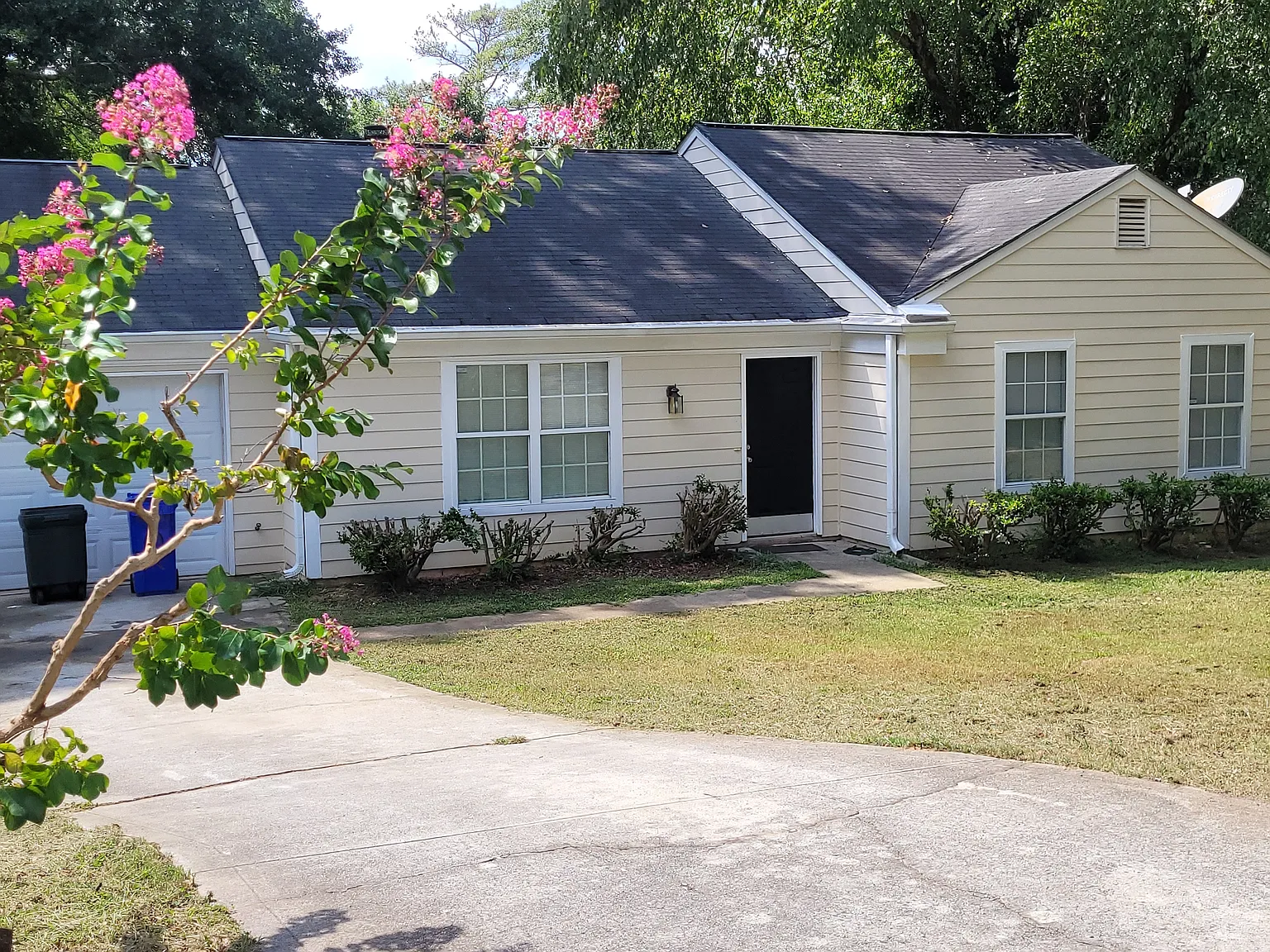 3 bed, 1200 sqft, $1,700 — Photo 2
