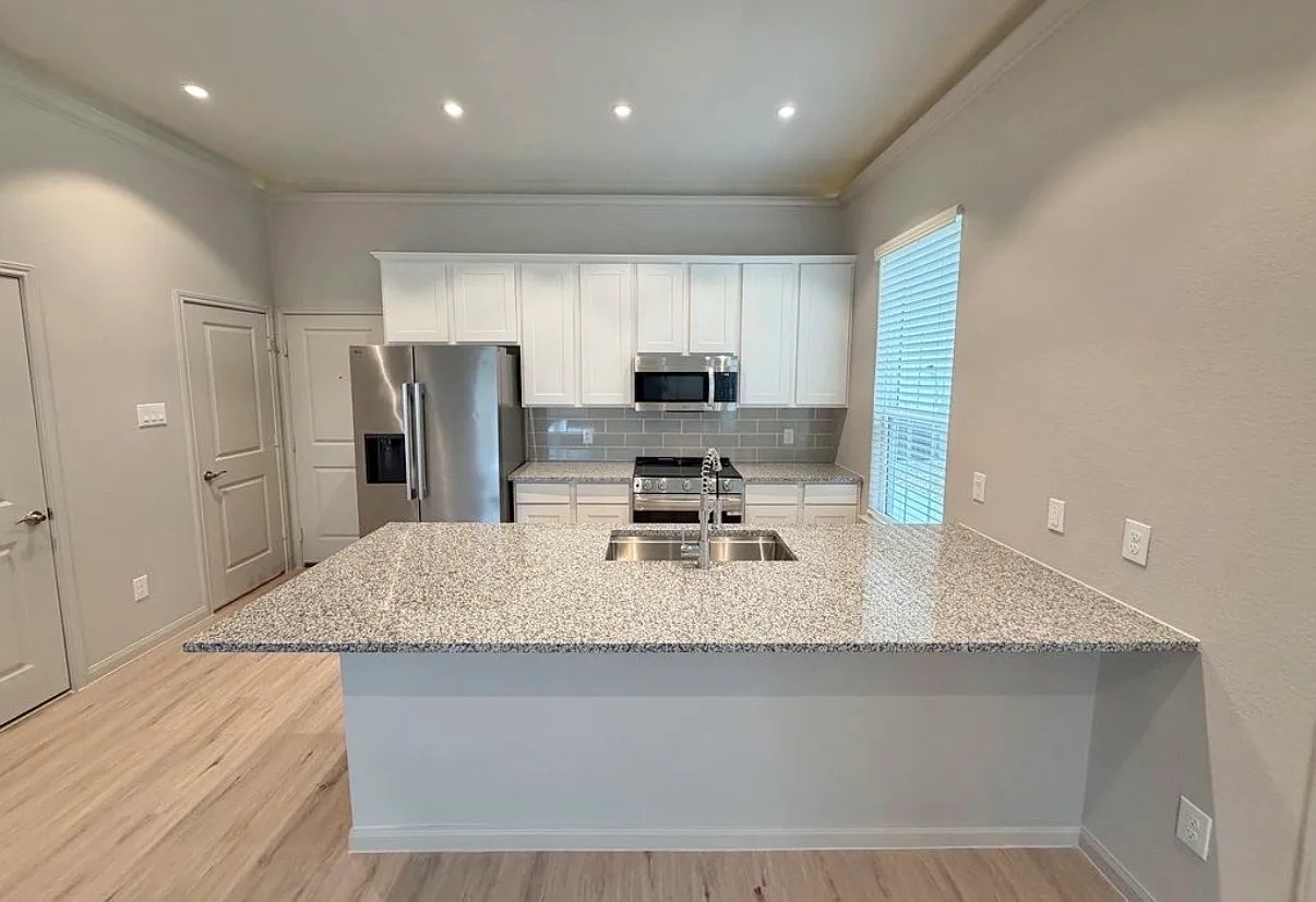 3 bed, 2.5 bath, 1495 sqft, $1,650 — Photo 3